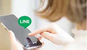 スマホでLINE登録する女性